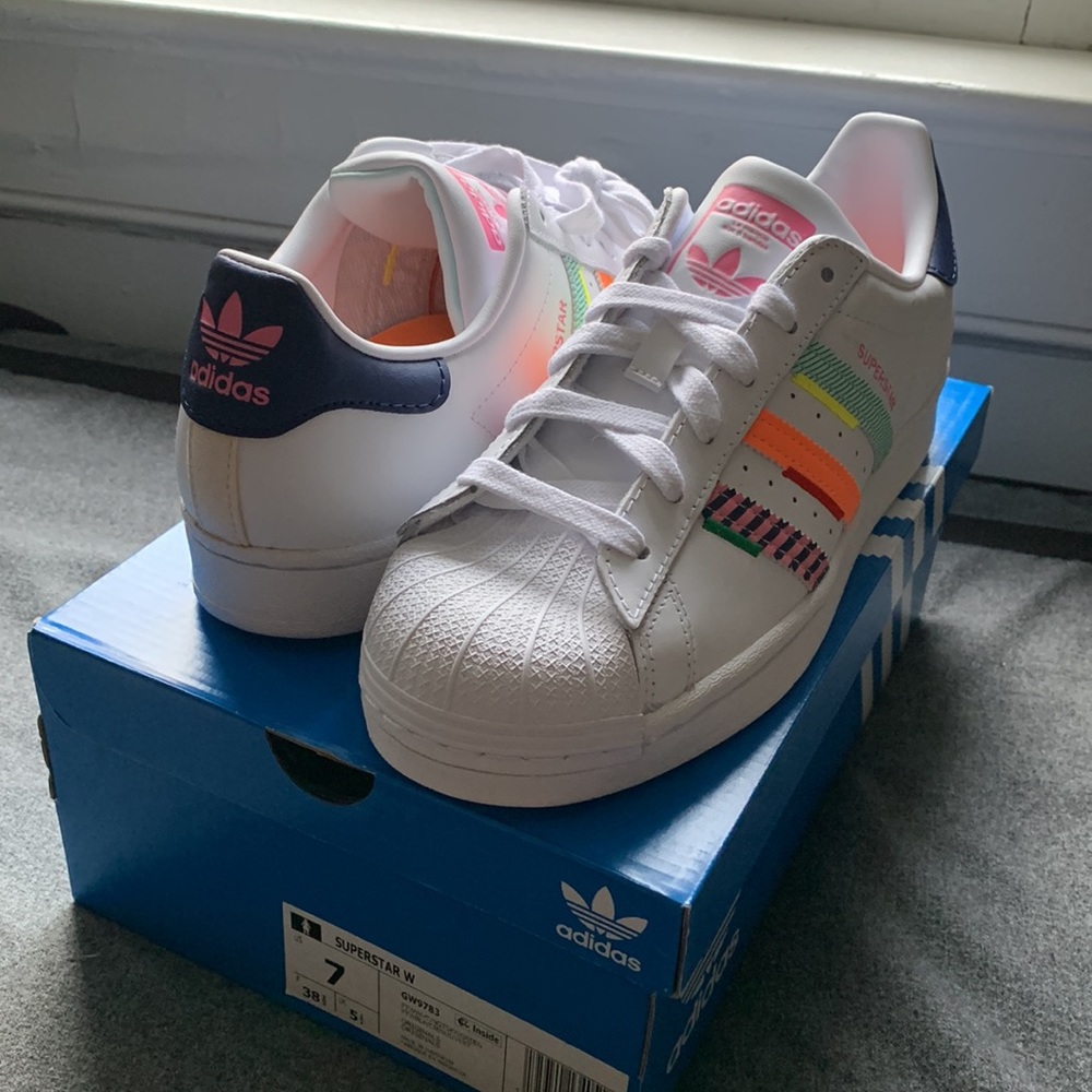 *Only worn once* Adidas Superstar women’s shoe size 7